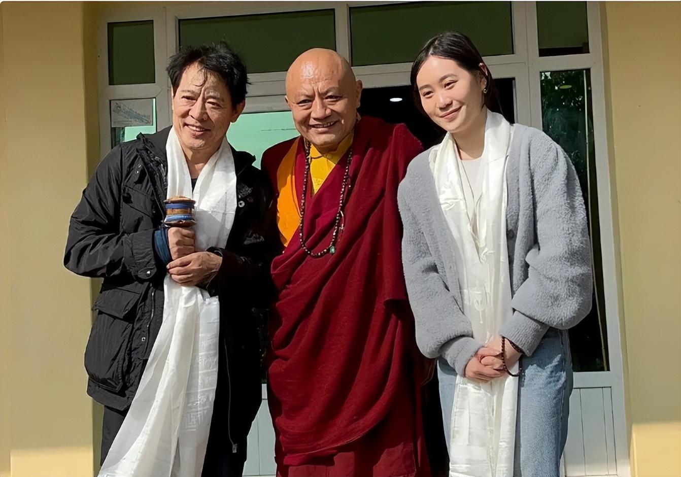李連杰一家三口尼泊爾求佛