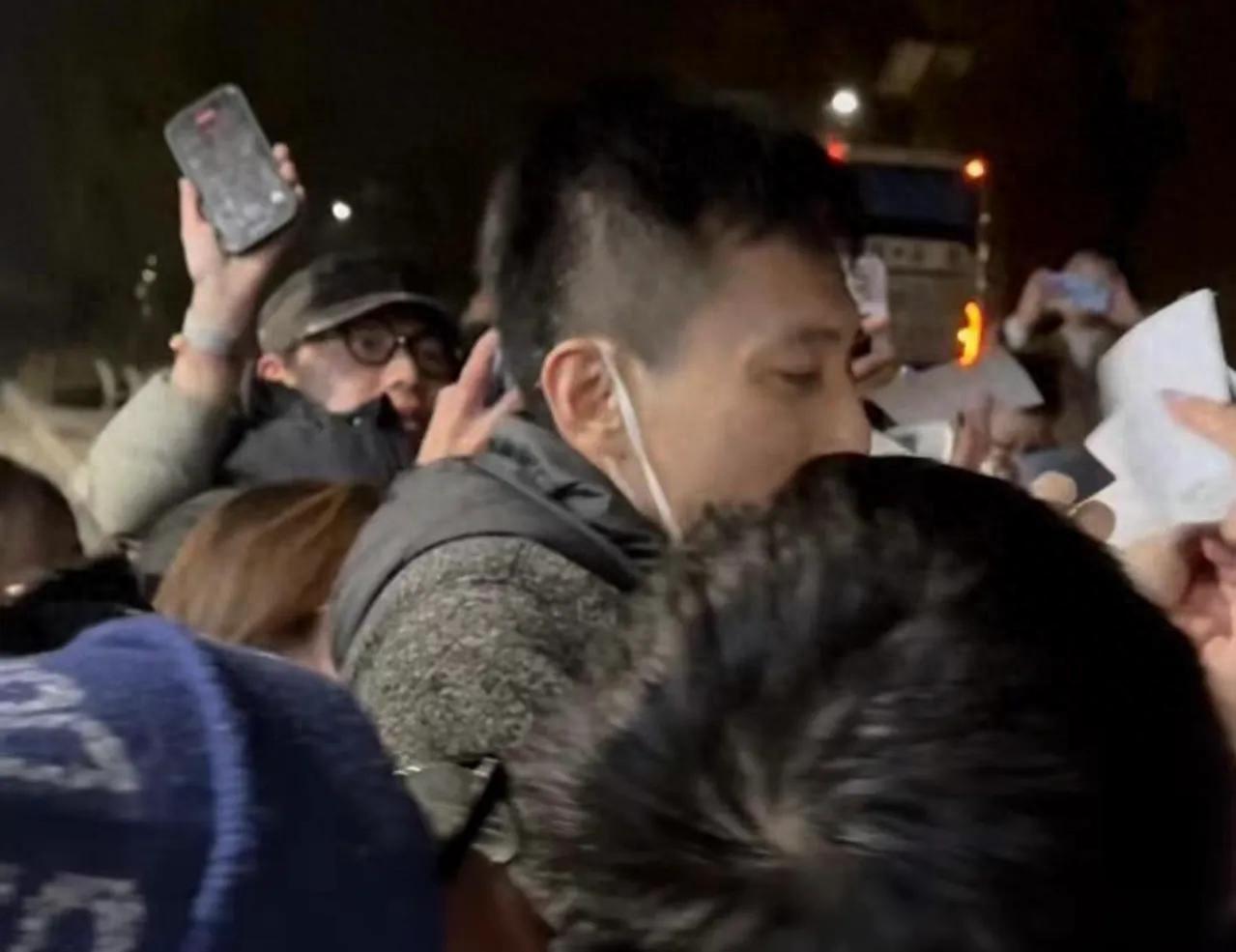 頭一次看見明星簽名這么狼狽