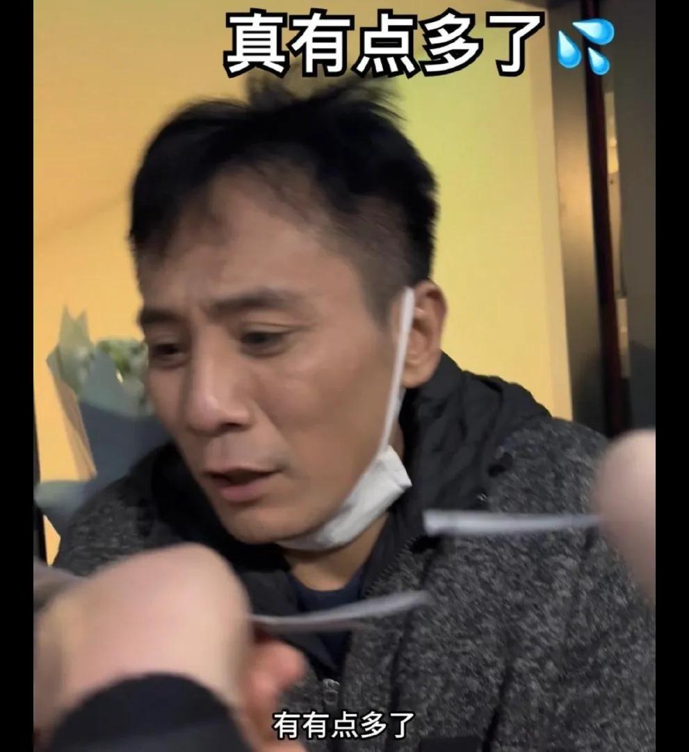 頭一次看見明星簽名這么狼狽