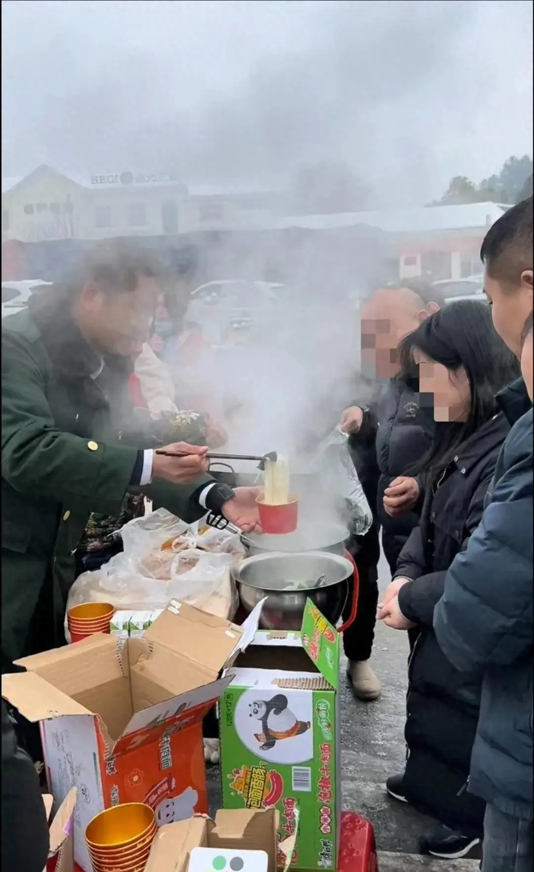 文旅局長帶著鍋和煤氣罐趕到高速口