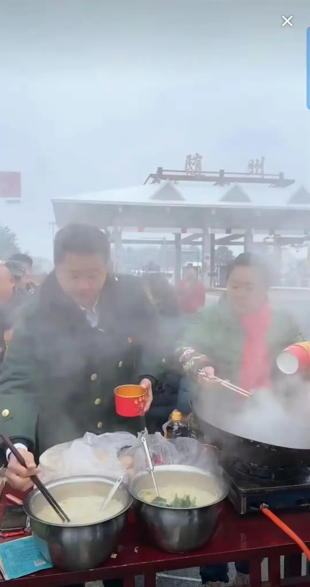 文旅局長帶著鍋和煤氣罐趕到高速口