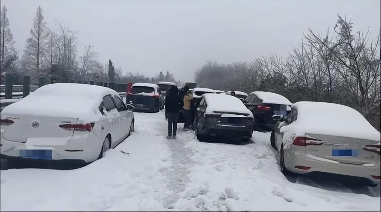 直擊湖北高速風(fēng)雪回家路