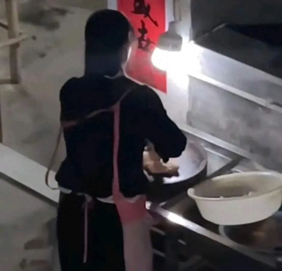 媽媽連夜殺10只雞讓子女帶走