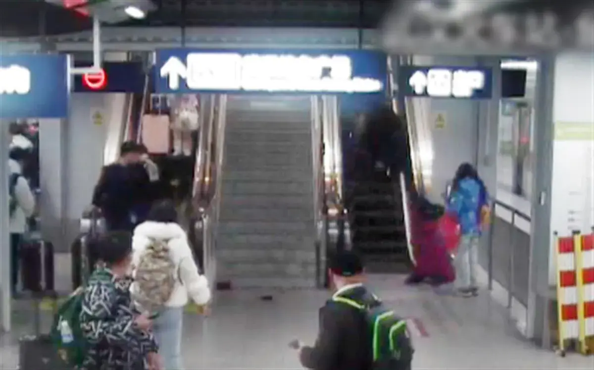 地鐵小姐姐連摔兩跤滑跪按急停按鈕