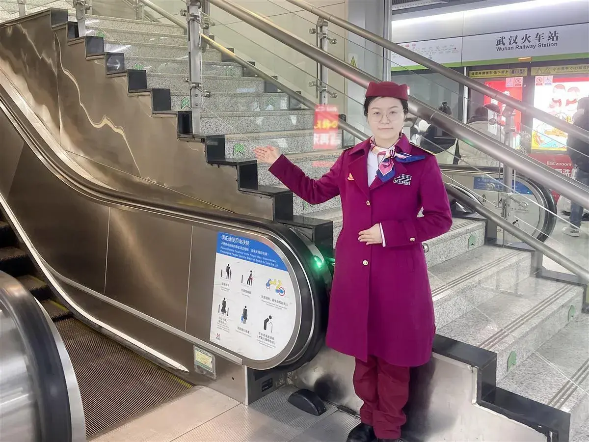 地鐵小姐姐連摔兩跤滑跪按急停按鈕