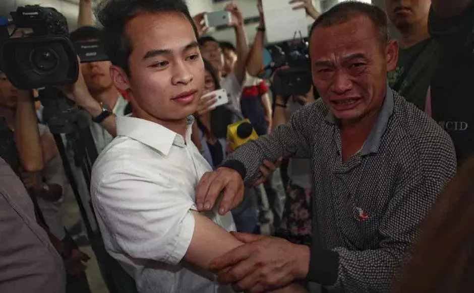 養父臨終告知身世 小伙千里尋親