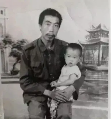 養父臨終告知身世 小伙千里尋親