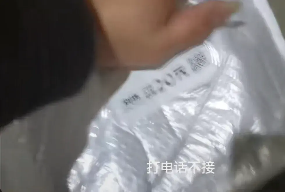 快遞員稱加錢包裹上門送件引爭議