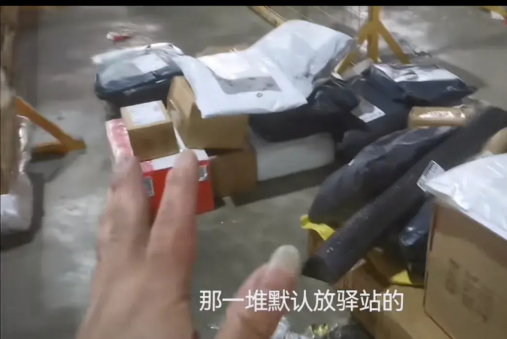 快遞員稱加錢包裹上門送件引爭議