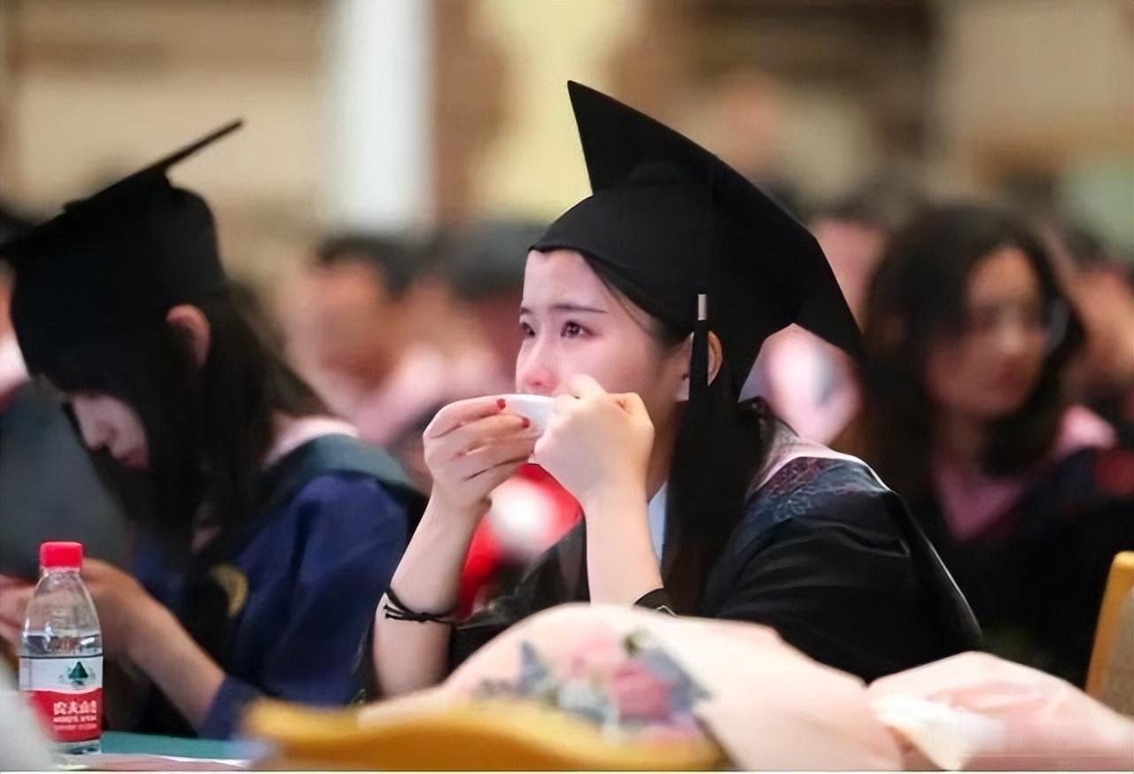 人大代表:建議大學生先就業再擇業