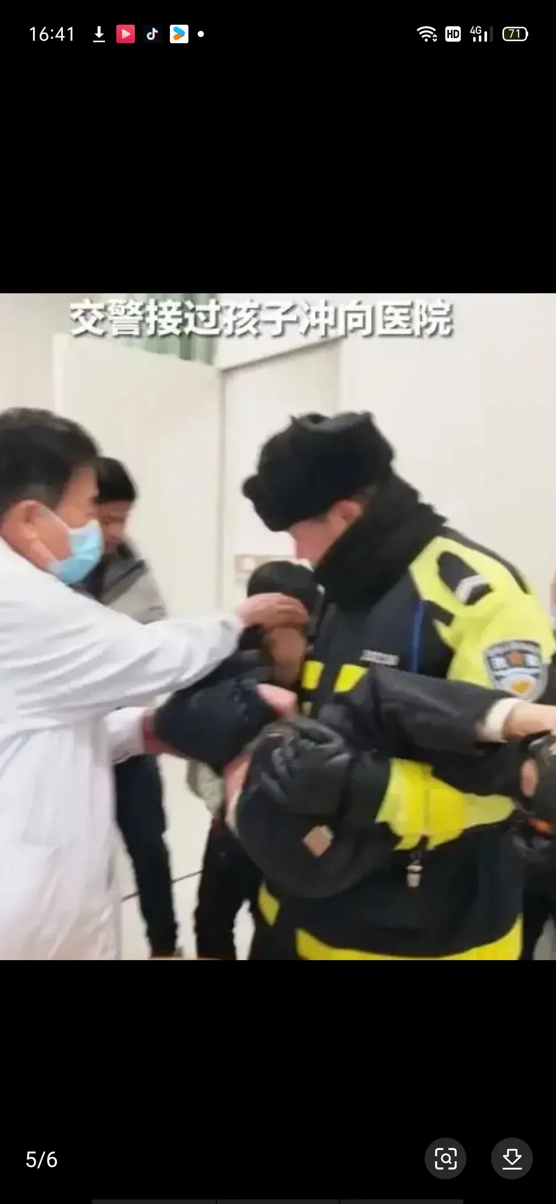 孩子高燒驚厥媽媽摔倒仍死死抱住