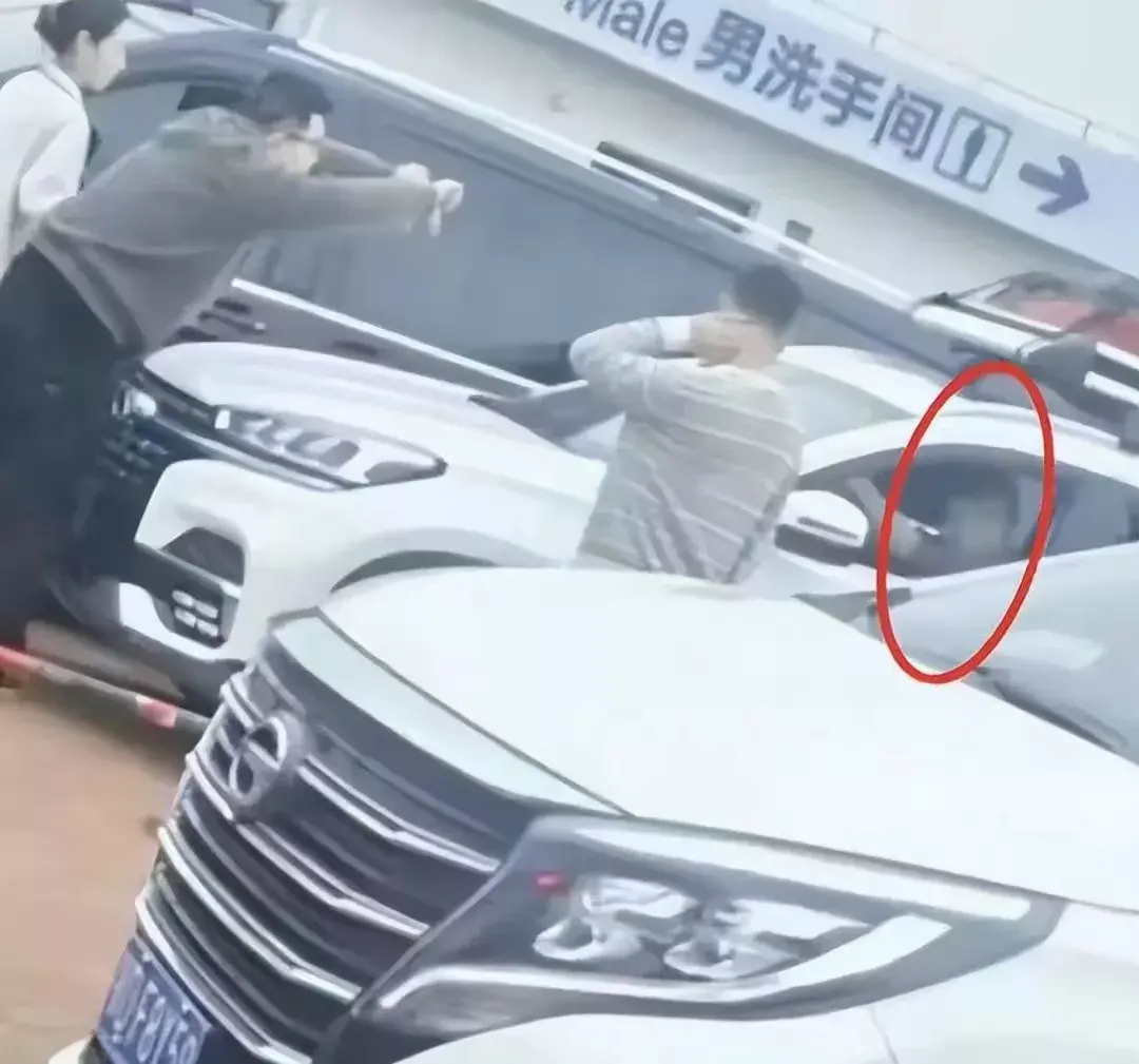 奔馳加塞事件原視頻