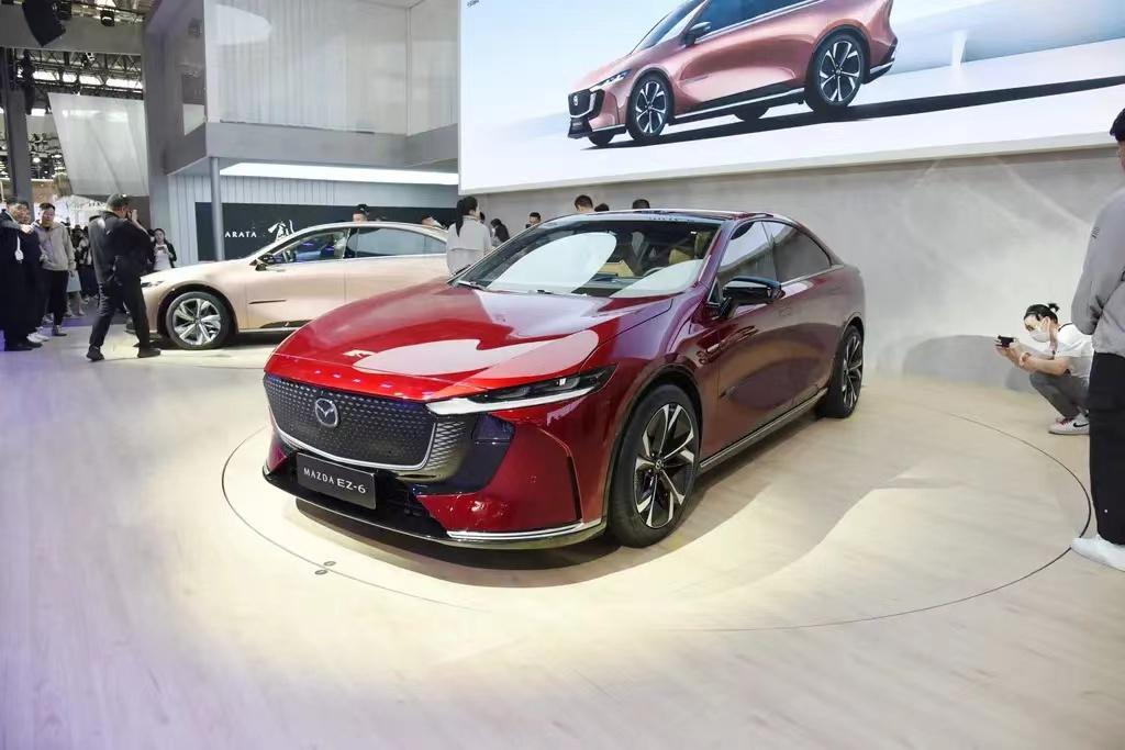 配無框車門+電動尾翼,長安馬自達EZ-6亮相,增程/純電雙動力可選