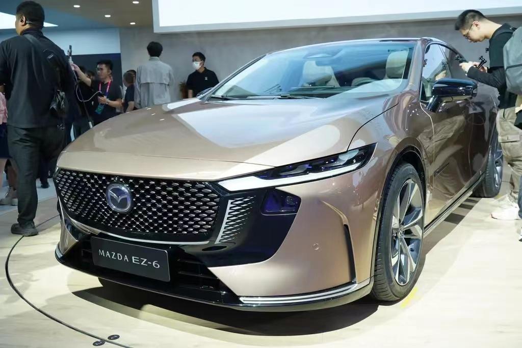 配無框車門+電動尾翼,長安馬自達EZ-6亮相,增程/純電雙動力可選