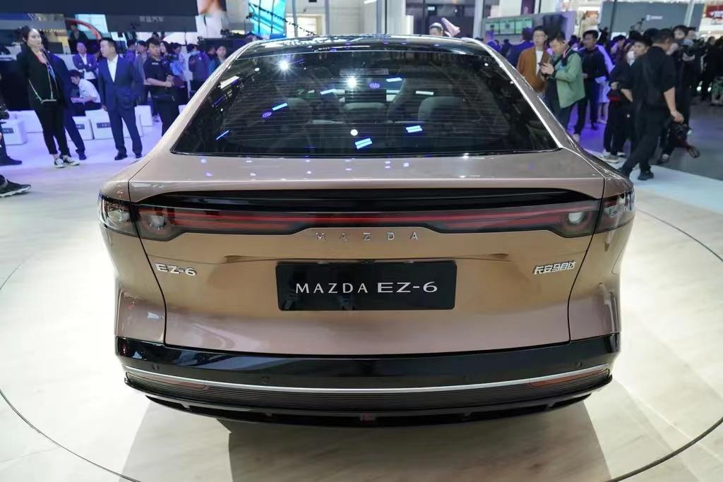 配無框車門+電動尾翼,長安馬自達EZ-6亮相,增程/純電雙動力可選