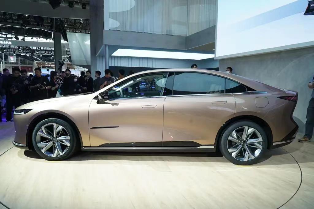 配無框車門+電動尾翼,長安馬自達EZ-6亮相,增程/純電雙動力可選