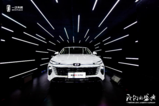 對比評測奔騰B70龍騰版,國潮家轎是否能夠沖擊合資車型?