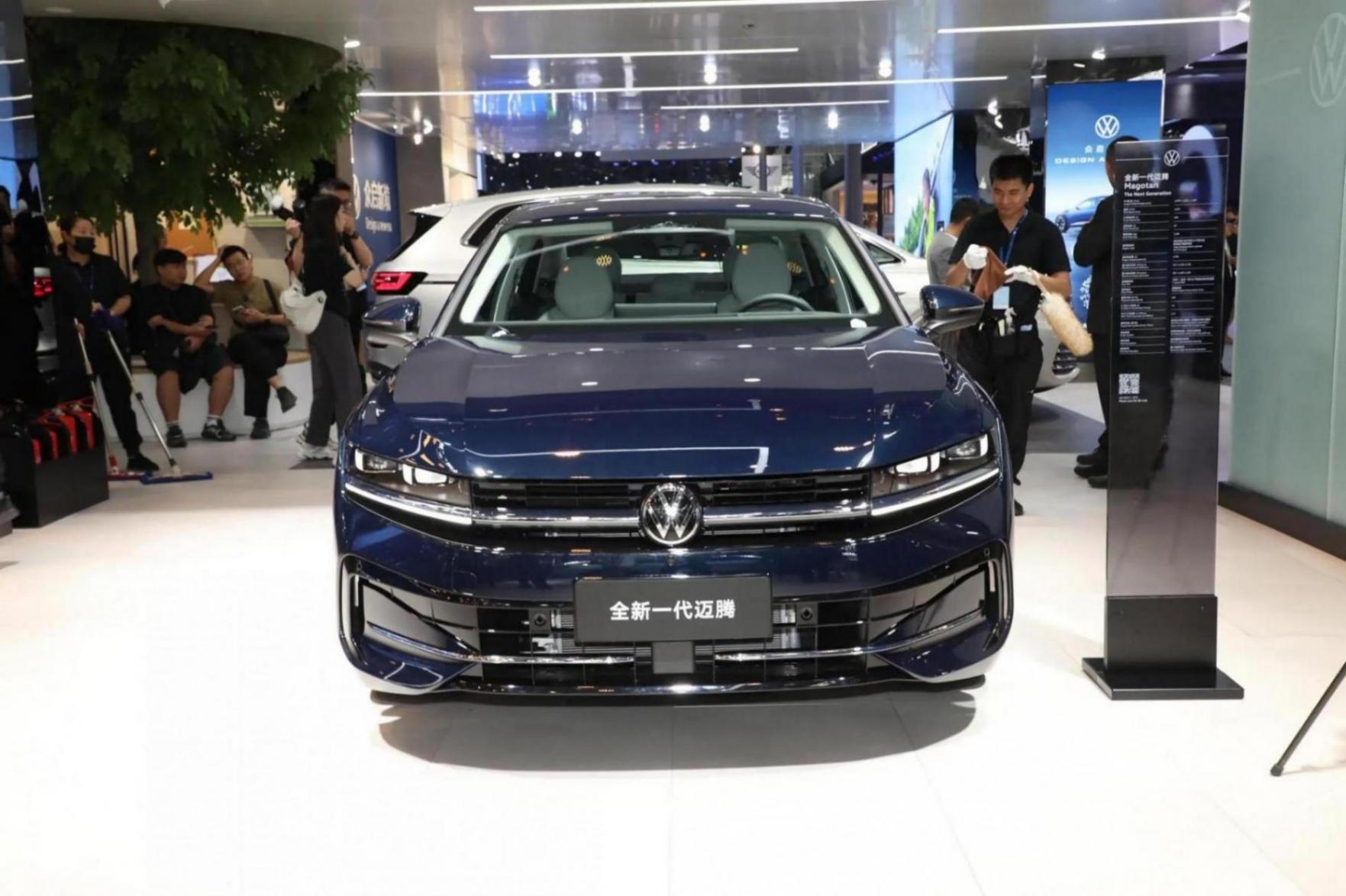 實車比申報圖好看多了,簡約又穩重,科技感很強,帶你看全新邁騰