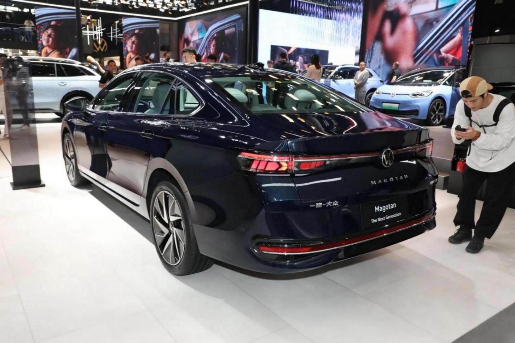 實車比申報圖好看多了,簡約又穩重,科技感很強,帶你看全新邁騰