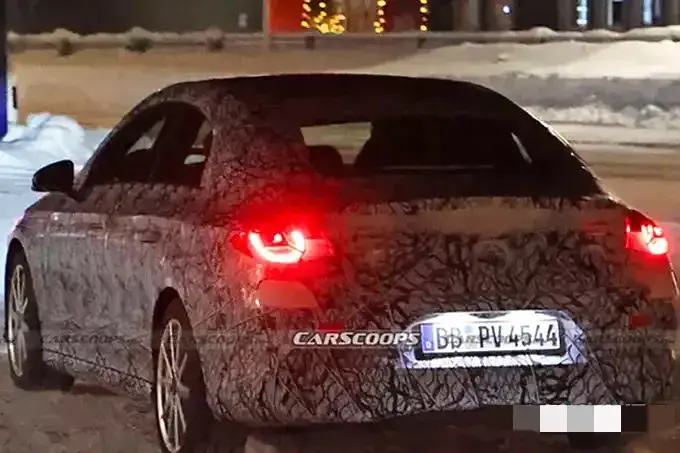 奔馳全新轎車曝光!升級E級格柵,大燈像理想L7,好看嗎?