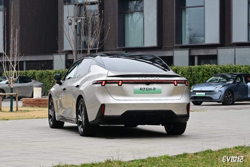 領克07 EM-P:領克給這代年輕人帶來的最好電混轎車