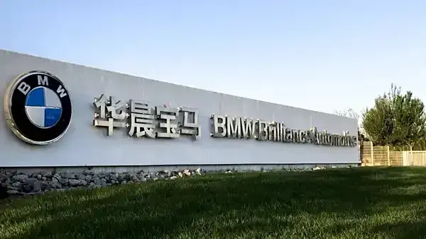 預算25萬,剛拿駕照的小白司機,該選小米SU7還是寶馬i3?