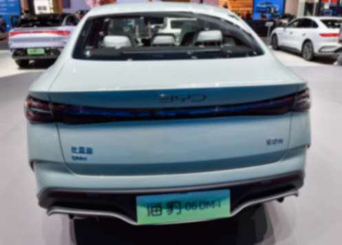 車海戰術繼續,比亞迪海豹06和自家秦L卷起來,級別一樣風格不同