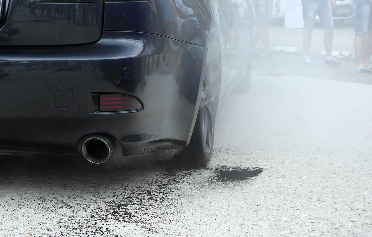 揭秘汽車“吞云吐霧”真相:排氣冒黑煙背后的驚人秘密!