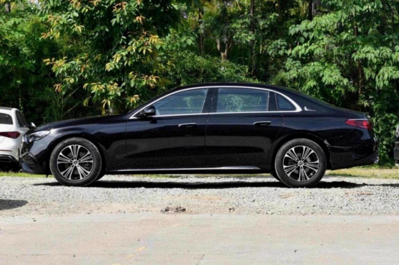 奔馳這款C級車,配2.0T+48V輕混,月銷量破萬,車長超5米,顏值高