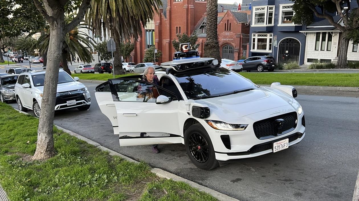 蘿卜快跑車禍頻出,百度高管信心不減:特斯拉智駕短期趕不上百度