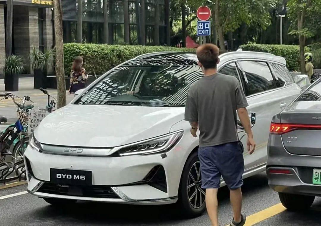 比亞迪M6路試諜照曝光 宋MAX的純電版 采用右舵駕駛 將出口海外
