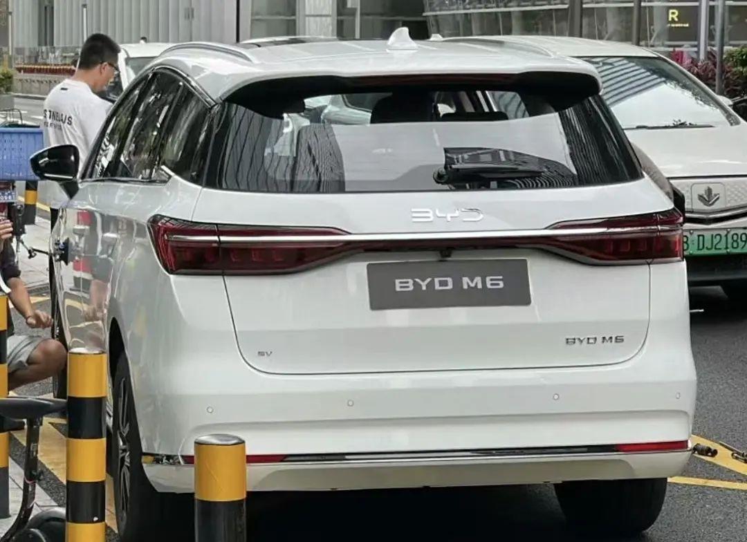 比亞迪M6路試諜照曝光 宋MAX的純電版 采用右舵駕駛 將出口海外