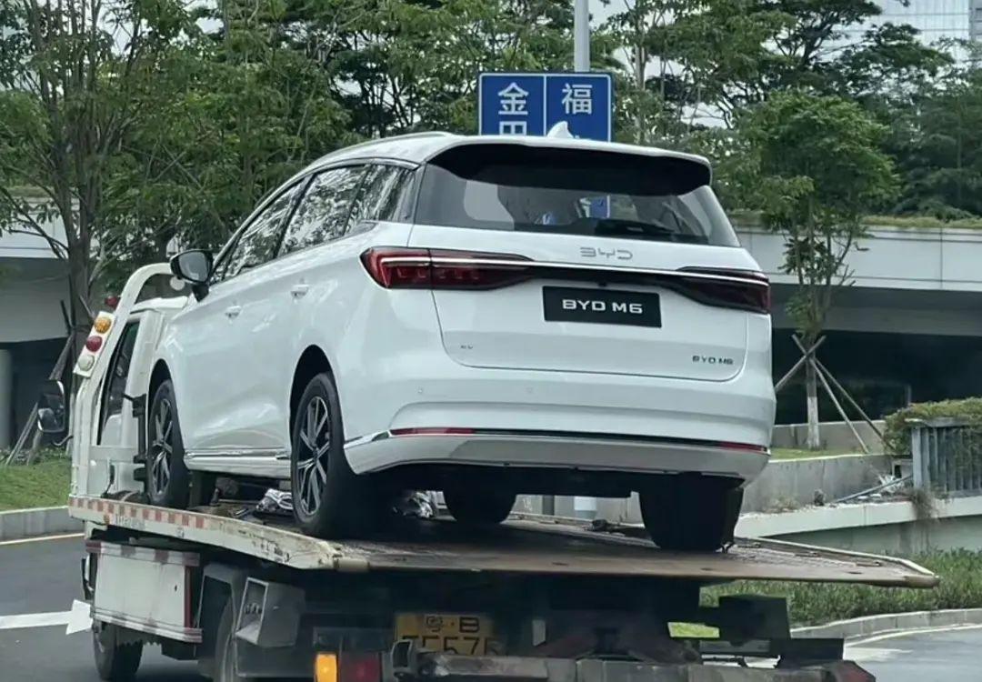 比亞迪M6路試諜照曝光 宋MAX的純電版 采用右舵駕駛 將出口海外