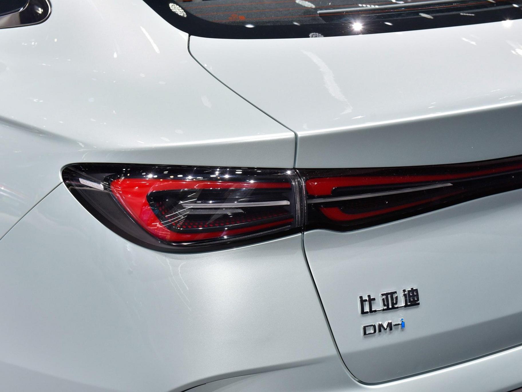 虧電油耗2.9升續(xù)航里程2100公里,比亞迪海豹06上市售9.98萬元起