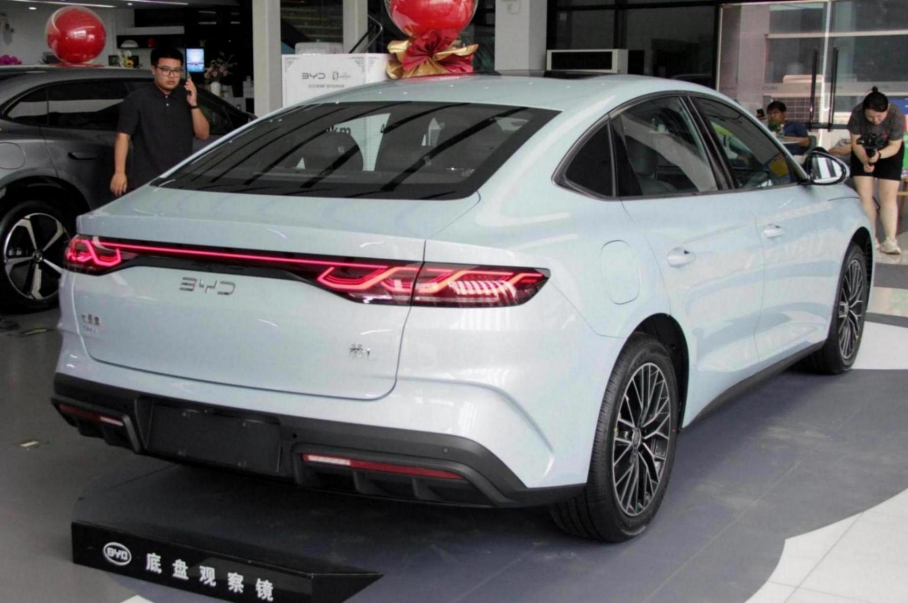 圓年輕人的中級轎車夢 比亞迪秦L DM-i北京上市