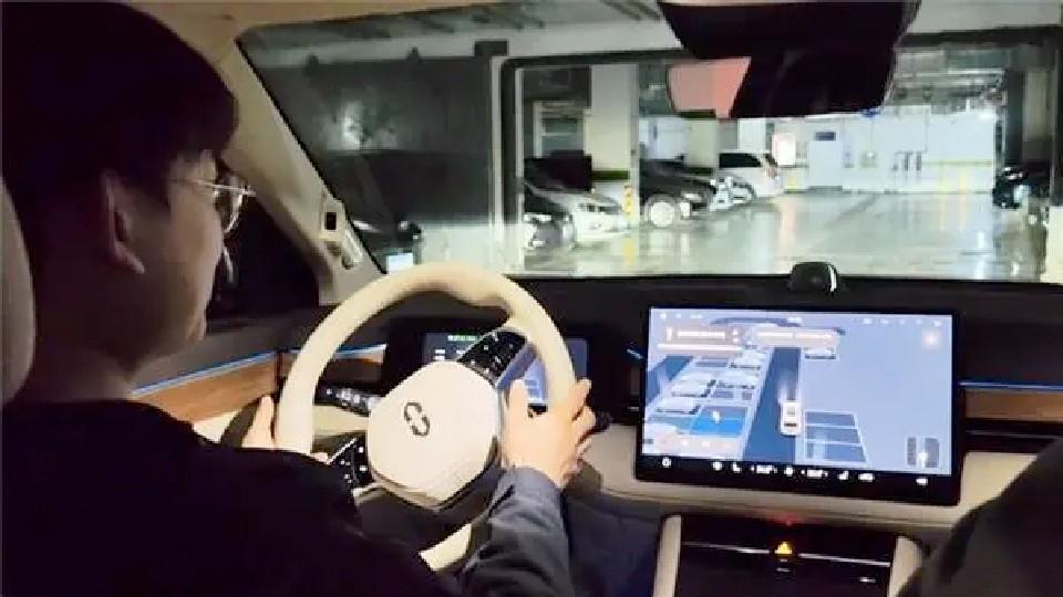 問界M9的新推送,自動泊車可以從1km之外開始了?
