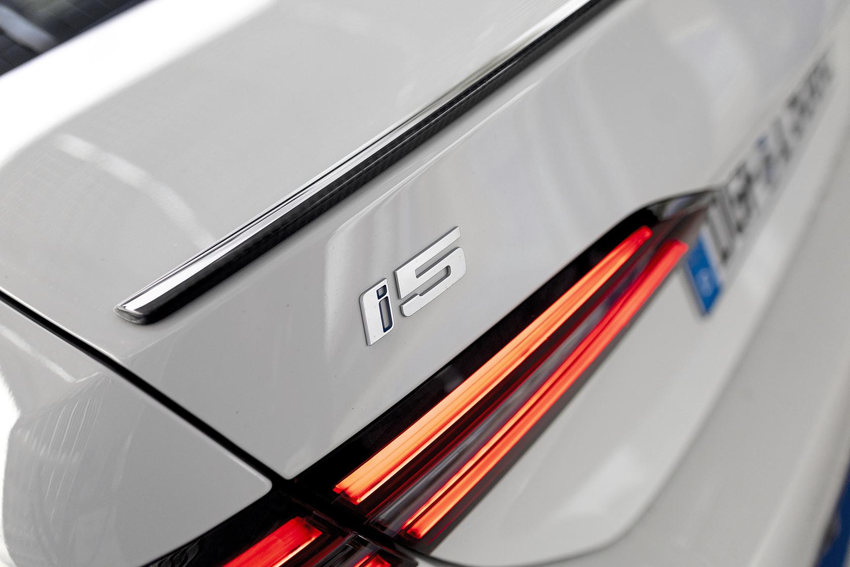 自行卓越:BMW i5 M60 xDrive