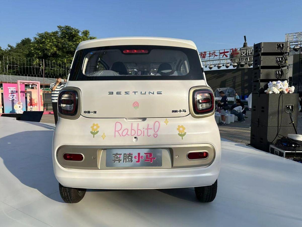 2024款奔騰小馬,2.69萬的小車,標配安全氣囊、倒車雷達
