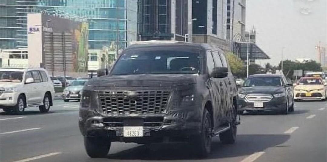 全新日產途樂Y63現身路試,車身非常魁梧,很厚重