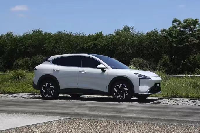 寶駿云海實車曝光,增加插混保銷量,靠純電月銷破萬太難!