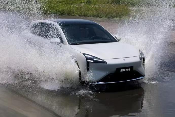 寶駿云海實車曝光,增加插混保銷量,靠純電月銷破萬太難!