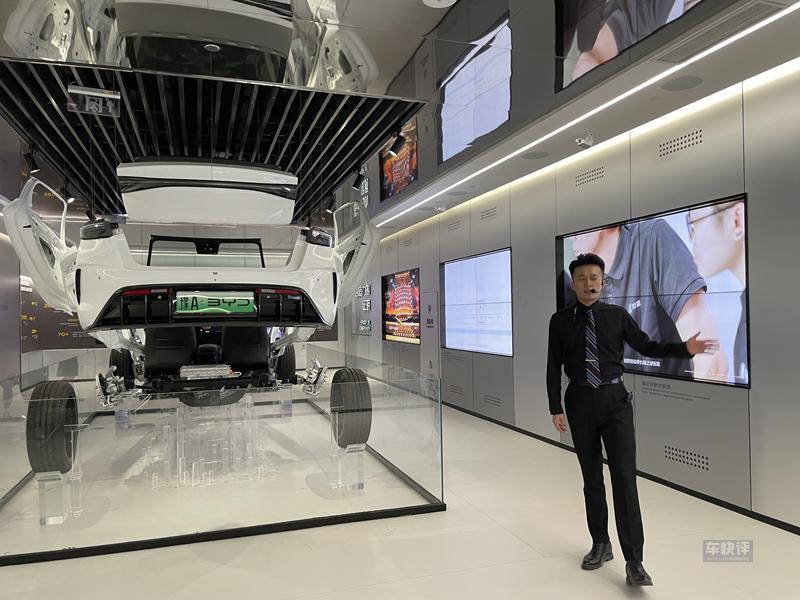 想不到吧:在鄭州市中心地段,有一家堪比博物館的汽車展廳