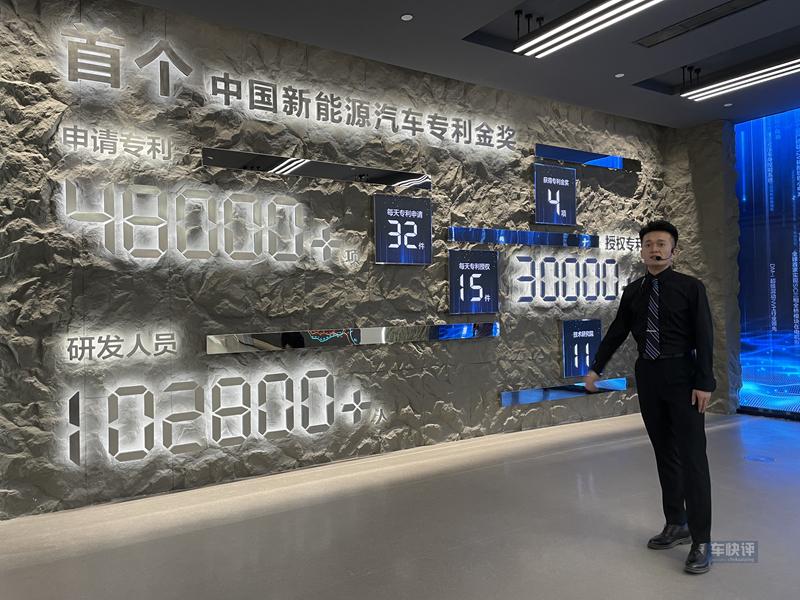 想不到吧:在鄭州市中心地段,有一家堪比博物館的汽車展廳