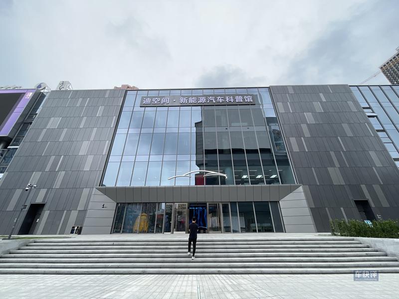 想不到吧:在鄭州市中心地段,有一家堪比博物館的汽車展廳