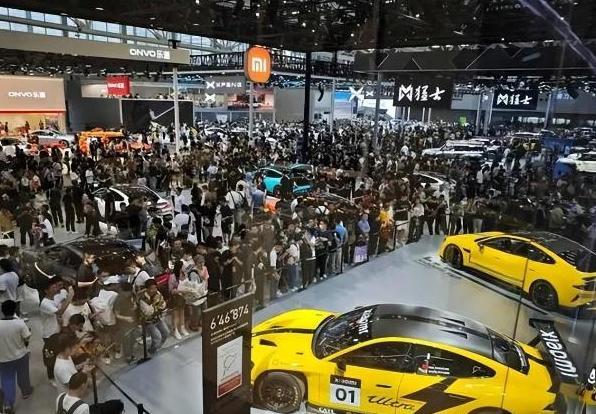 廣州車(chē)展新能源風(fēng)頭強(qiáng)勁,燃油車(chē)關(guān)注度下滑,大眾轉(zhuǎn)型新勢(shì)力-有駕 廣州車(chē)展新能源風(fēng)頭強(qiáng)勁,燃油車(chē)關(guān)注度下滑,大眾轉(zhuǎn)型新勢(shì)力-有駕