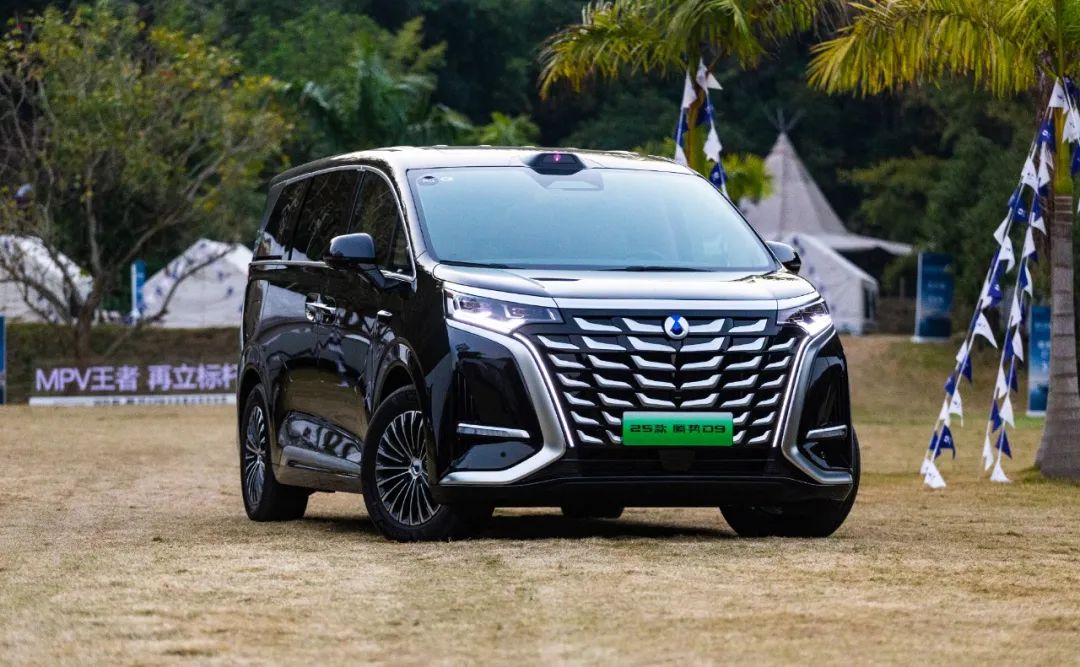 車內10個屏,帶高階智駕,油耗5L多,2025款騰勢D9要來了!
