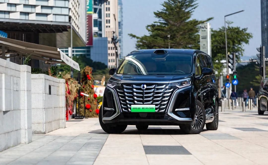 車內10個屏,帶高階智駕,油耗5L多,2025款騰勢D9要來了!