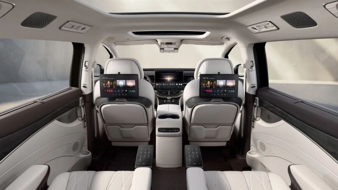 車內10個屏,帶高階智駕,油耗5L多,2025款騰勢D9要來了!