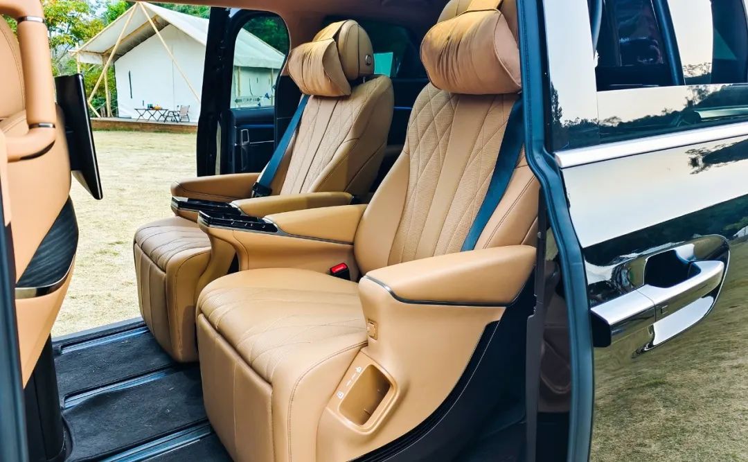 車內10個屏,帶高階智駕,油耗5L多,2025款騰勢D9要來了!